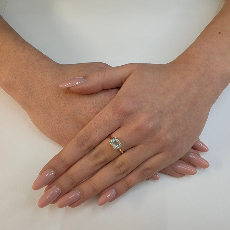 Złoty pierścionek 585 z akwamarynem 1,20 ct – prezentacja na dłoni – ABGOLD Baczyński