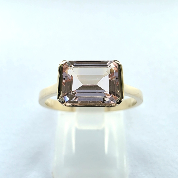 Złoty pierścionek 585 z morganitem 1,20 ct – widok z góry – ABGOLD Baczyński