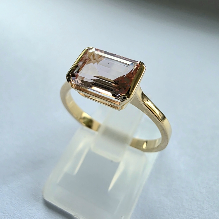 Złoty pierścionek 585 z morganitem 1,20 ct – ujęcie pod kątem – ABGOLD Baczyński
