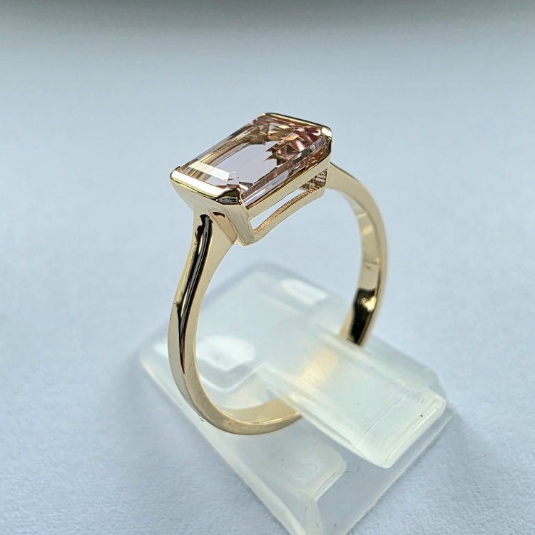 Złoty pierścionek 585 z morganitem 1,20 ct – detal oprawy – ABGOLD Baczyński