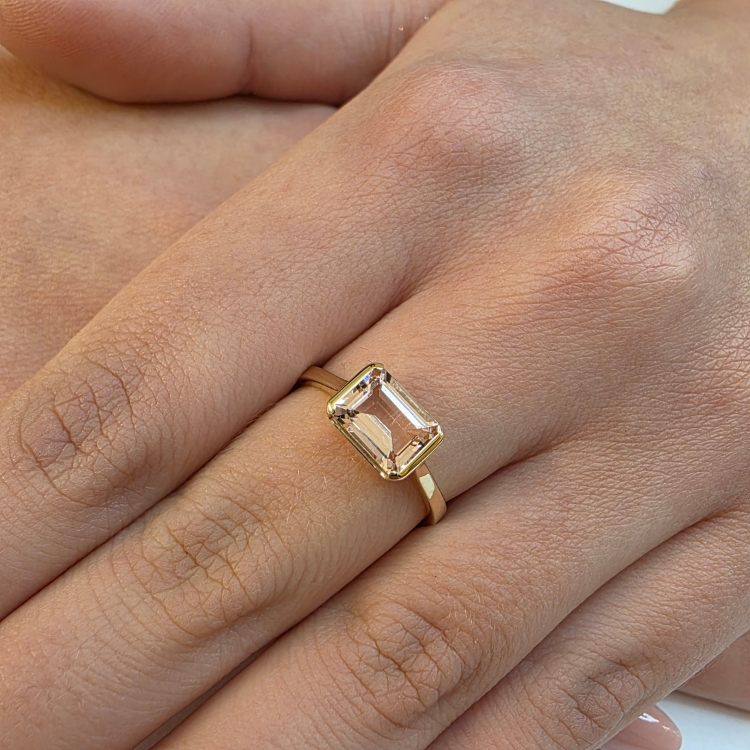 Złoty pierścionek 585 z morganitem 1,20 ct – prezentacja na dłoni (zbliżenie) – ABGOLD Baczyński