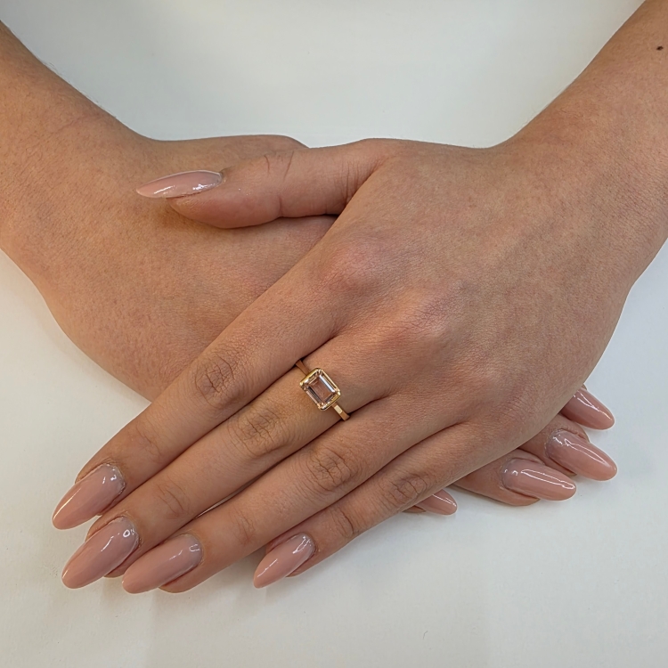 Złoty pierścionek 585 z morganitem 1,20 ct – prezentacja na dłoni – ABGOLD Baczyński