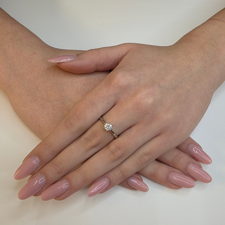 Pierścionek zaręczynowy z białego złota próba 585 z moissanitem 0,50 ct – na dłoni – ABGOLD Baczyński