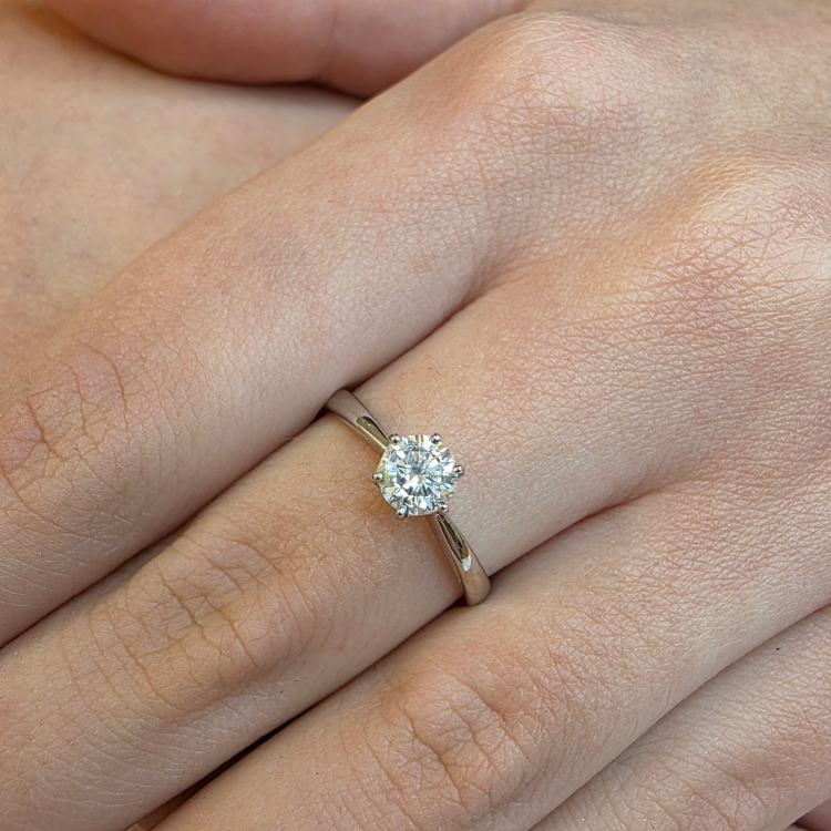 Pierścionek zaręczynowy z białego złota próba 585 z moissanitem 0,50 ct – zbliżenie na dłoni – ABGOLD Baczyński