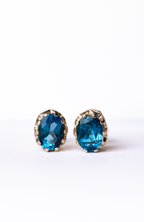 Złote kolczyki z topazem London Blue 1,80 ct – widok frontalny – ABGOLD Baczyński