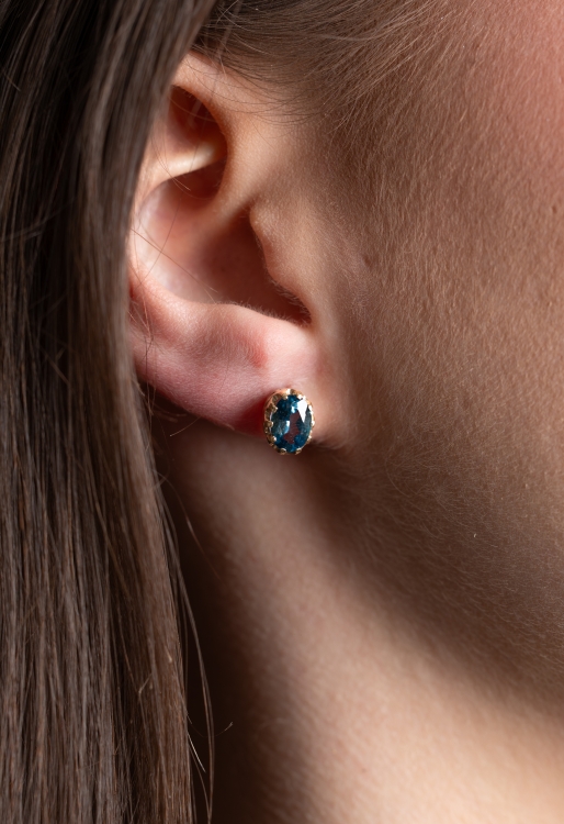 Złote kolczyki z topazem London Blue 1,80 ct – prezentacja na uchu – ABGOLD Baczyński