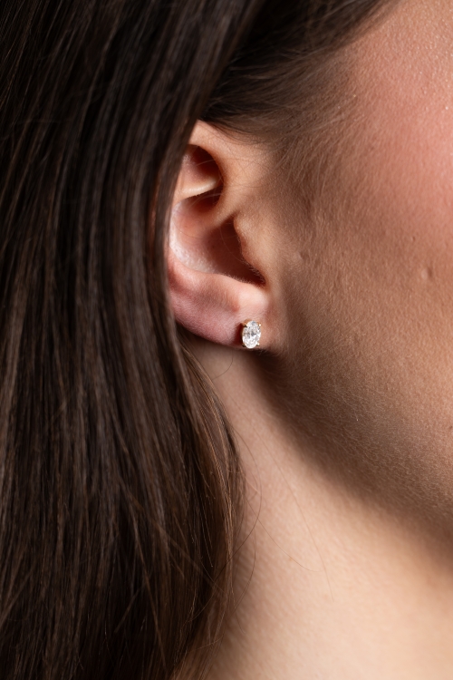 Złote kolczyki z diamentami naturalnymi 0,80 ct – prezentacja na uchu – ABGOLD Baczyński