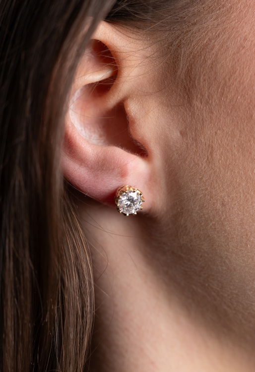 Złote kolczyki z diamentami 0,34 ct – prezentacja na uchu – ABGOLD Baczyński