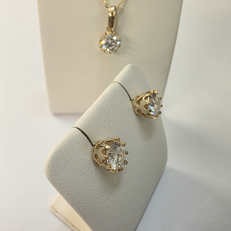 Złote kolczyki z diamentami 2,00 ct – zbliżenie oprawy – ABGOLD Baczyński