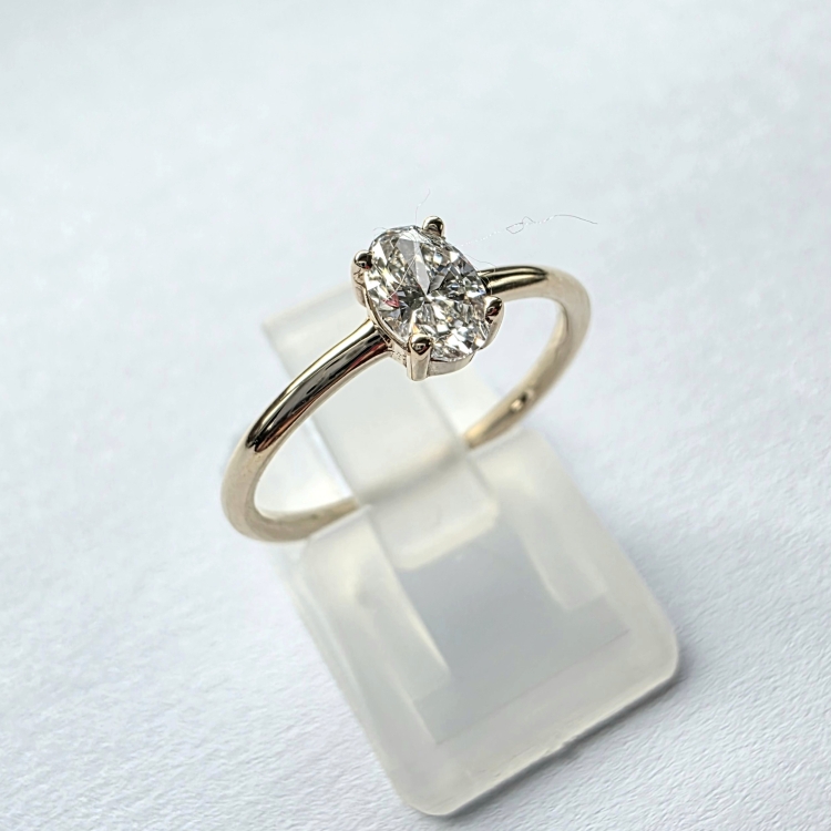 Złoty pierścionek 585 z diamentem owal 0,36 ct – ujęcie pod kątem – ABGOLD Baczyński