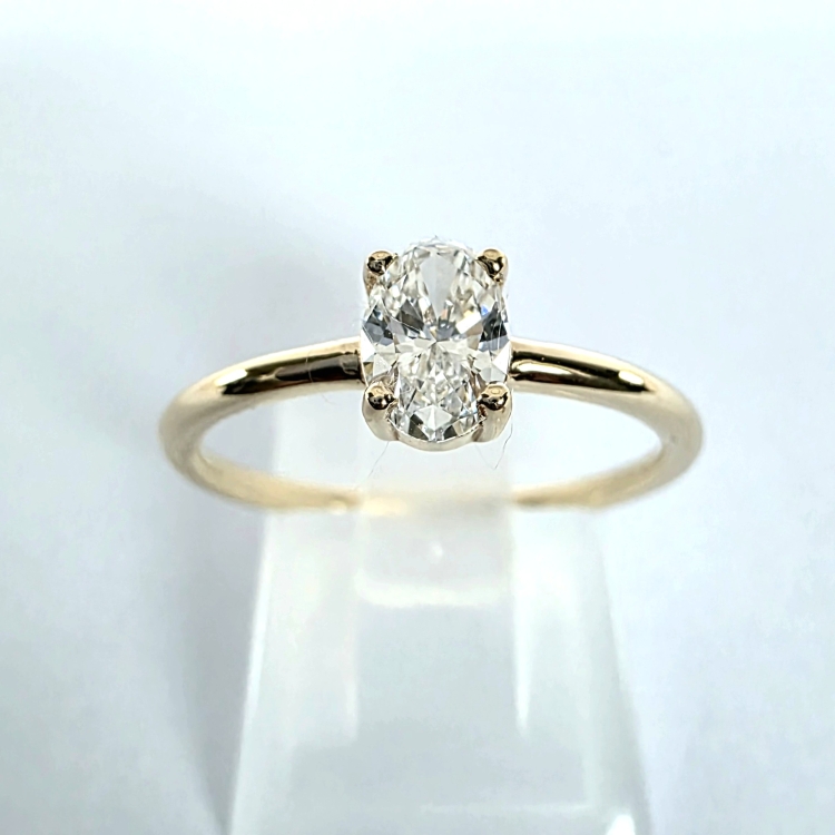 Złoty pierścionek 585 z diamentem owal 0,36 ct – detal oprawy – ABGOLD Baczyński