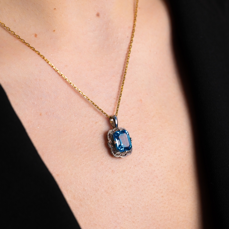 Złota zawieszka z topazem Swiss 4,00 ct emerald – prezentacja na szyi (inne ujęcie) – ABGOLD Baczyński