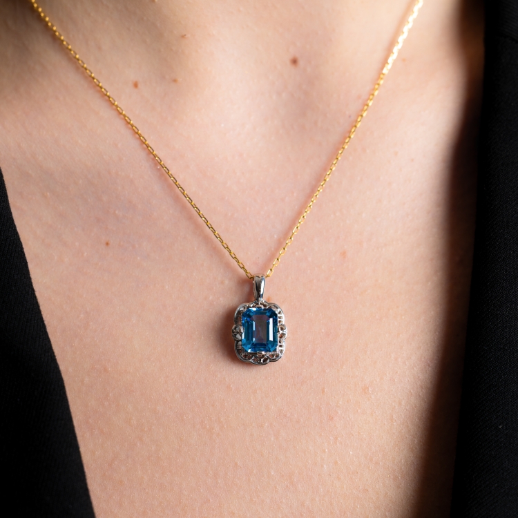 Złota zawieszka z topazem Swiss 4,00 ct emerald – prezentacja na szyi – ABGOLD Baczyński