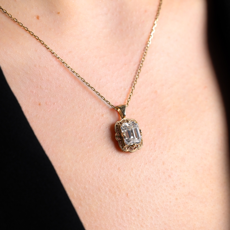 Złota zawieszka z moissanitem szlif szmaragdowy – prezentacja na szyi (inne ujęcie) – ABGOLD Baczyński