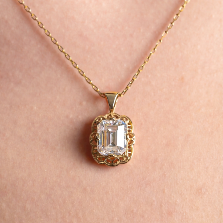 Złota zawieszka z moissanitem szlif szmaragdowy – prezentacja na szyi (zbliżenie) – ABGOLD Baczyński