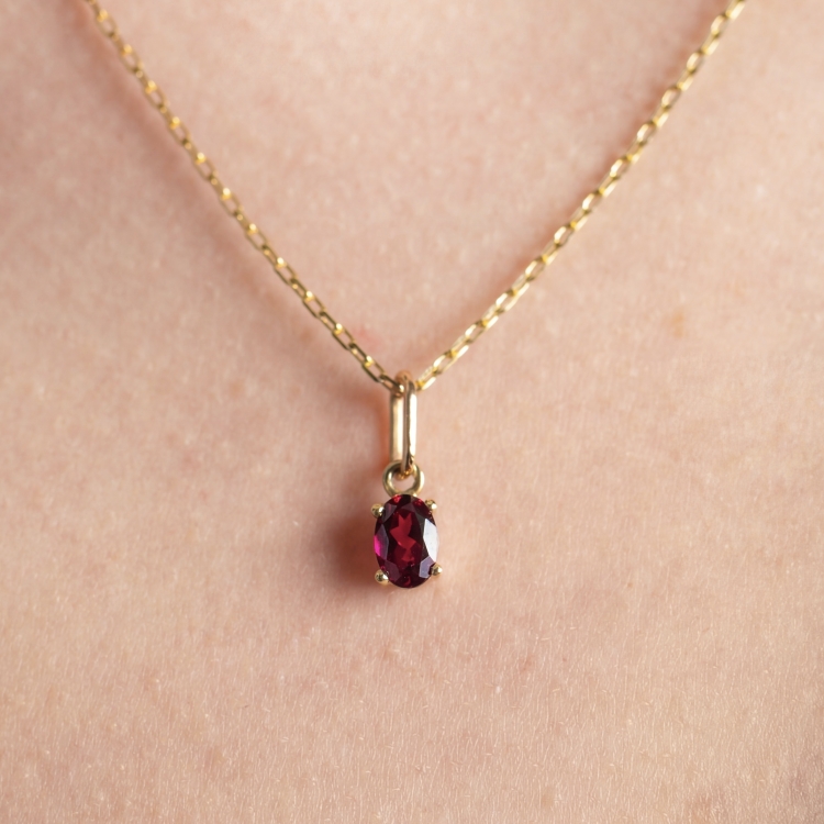 Złota zawieszka z rubinem szlif owalny – prezentacja na szyi (zbliżenie) – ABGOLD Baczyński