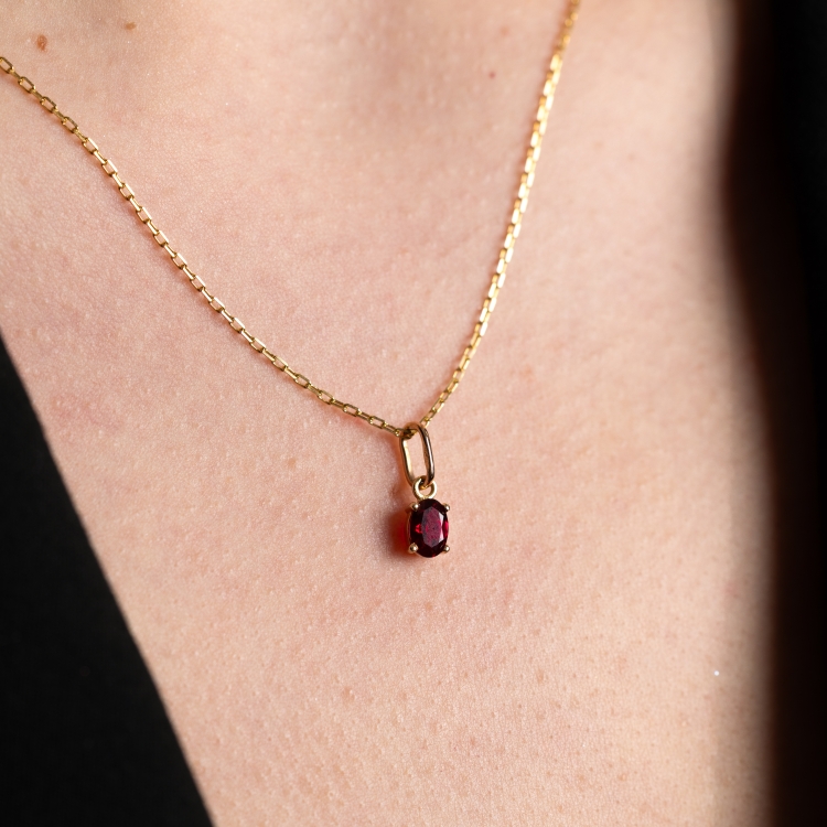 Złota zawieszka z rubinem szlif owalny – prezentacja na szyi – ABGOLD Baczyński