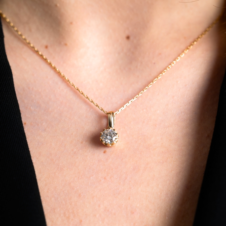 Złota zawieszka z moissanitem szlif brylantowy – prezentacja na szyi (inne ujęcie) – ABGOLD Baczyński