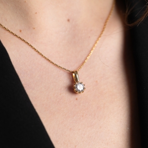 Złota zawieszka z moissanitem szlif brylantowy – prezentacja na szyi – ABGOLD Baczyński