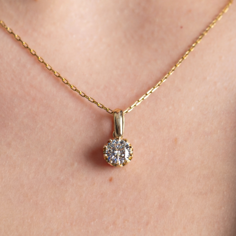 Złota zawieszka z moissanitem szlif brylantowy – prezentacja na szyi (zbliżenie) – ABGOLD Baczyński