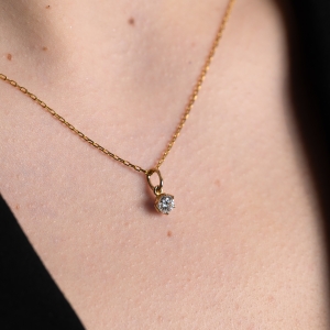 Złota zawieszka z diamentem szlif brylantowy – prezentacja na szyi – ABGOLD Baczyński