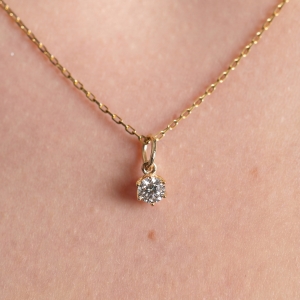 Złota zawieszka z diamentem szlif brylantowy – prezentacja na szyi (zbliżenie) – ABGOLD Baczyński