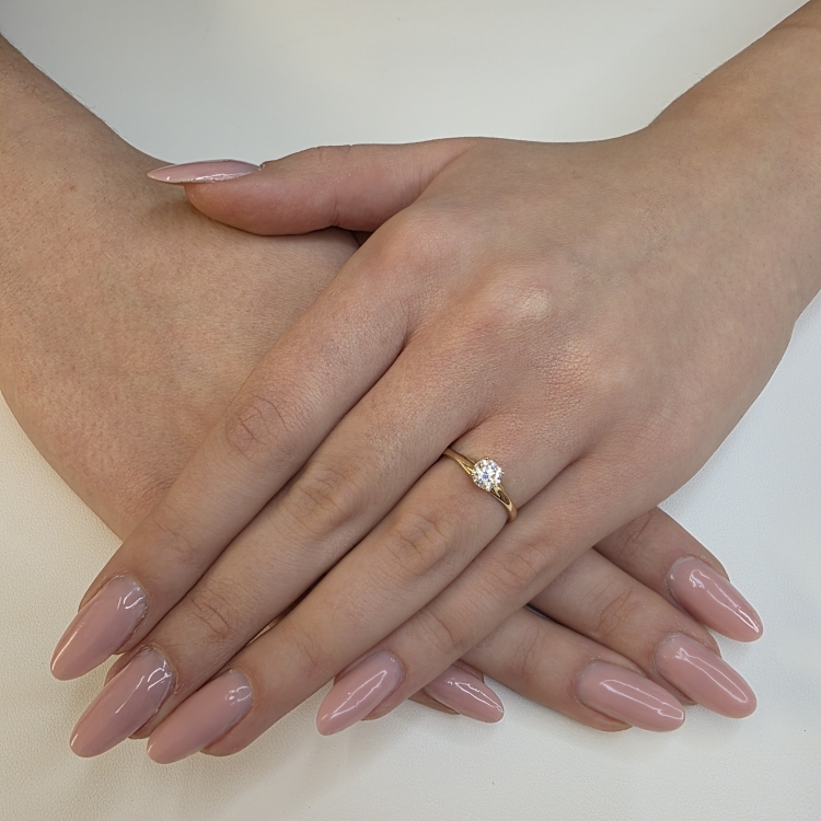 Pierścionek zaręczynowy z żółtego złota próba 585 z moissanitem 0,25 ct – na dłoni – ABGOLD Baczyński