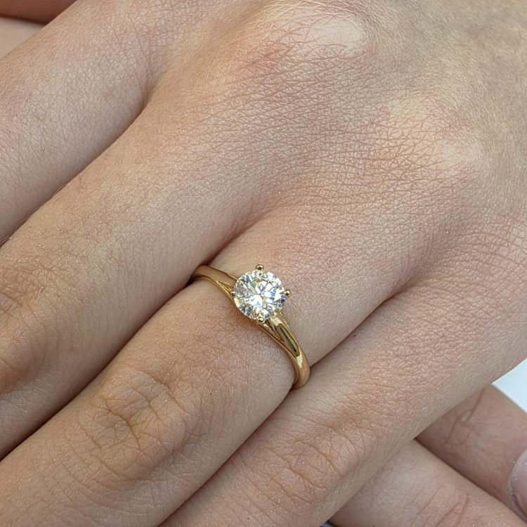 Pierścionek zaręczynowy z żółtego złota próba 585 z moissanitem 0,25 ct – zbliżenie na dłoni – ABGOLD Baczyński