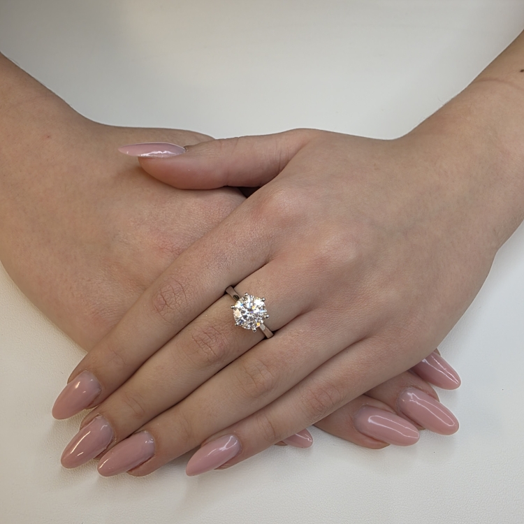 Pierścionek z żółtego złota próba 585 z moissanitem 3,0 ct VVS D – stylizacja dłoni – ABGOLD Baczyński