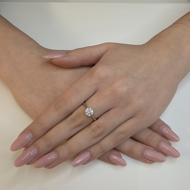 Pierścionek zaręczynowy z diamentem – Prezentacja na dłoni – ABGOLD Baczyński