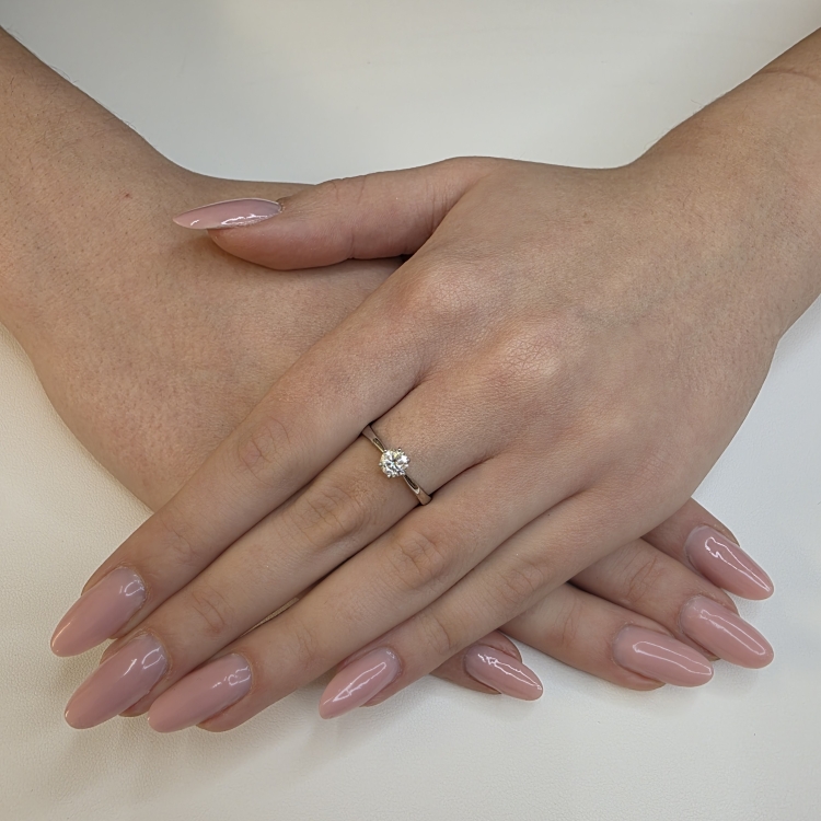 Pierścionek zaręczynowy z diamentem – Prezentacja na dłoni – ABGOLD Baczyński