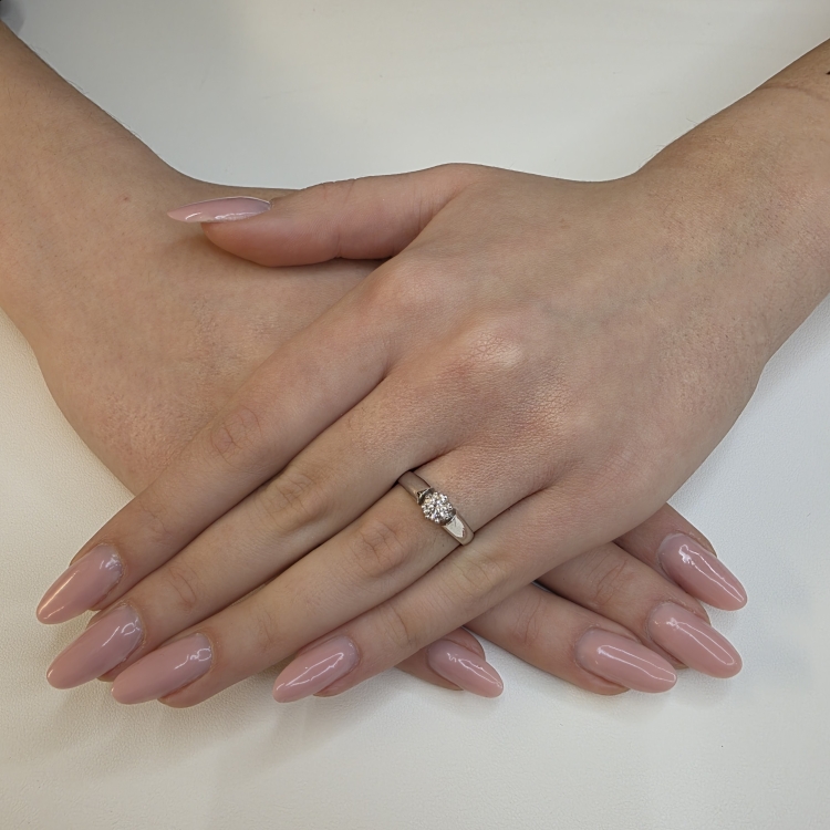 Pierścionek zaręczynowy z dużym diamentem – Prezentacja na dłoni – ABGOLD Baczyński