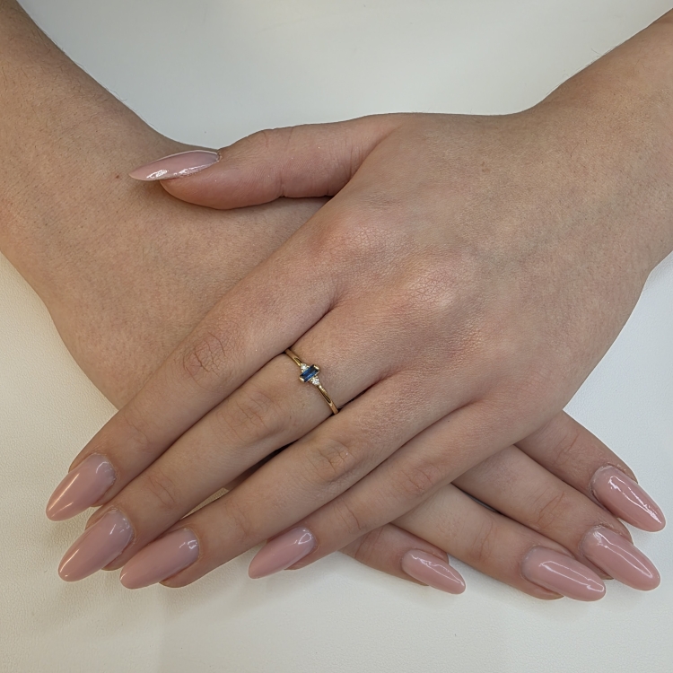 Złoty pierścionek z szafirem i brylantami – prezentacja na dłoniach – ABGOLD Baczyński