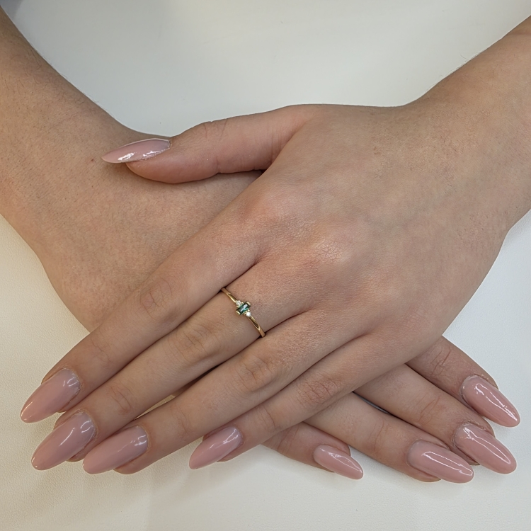 Złoty pierścionek ze szmaragdem i brylantami – prezentacja na dłoniach – ABGOLD Baczyński