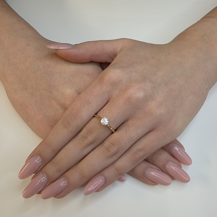 Pierścionek Diament Lab Grown 0,50 ct IGI – prezentacja na dłoni (zbliżenie) – ABGOLD Baczyński