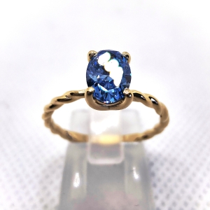 Pierścionek z niebieskim diamentem owalnym – widok frontalny – ABGOLD Baczyński