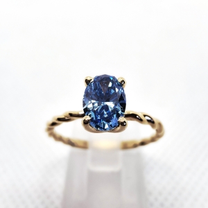 Pierścionek z niebieskim diamentem owalnym – widok z góry – ABGOLD Baczyński