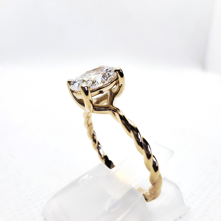 Pierścionek z diamentem owalnym 1,09 ct – detal oprawy diamentu – ABGOLD Baczyński