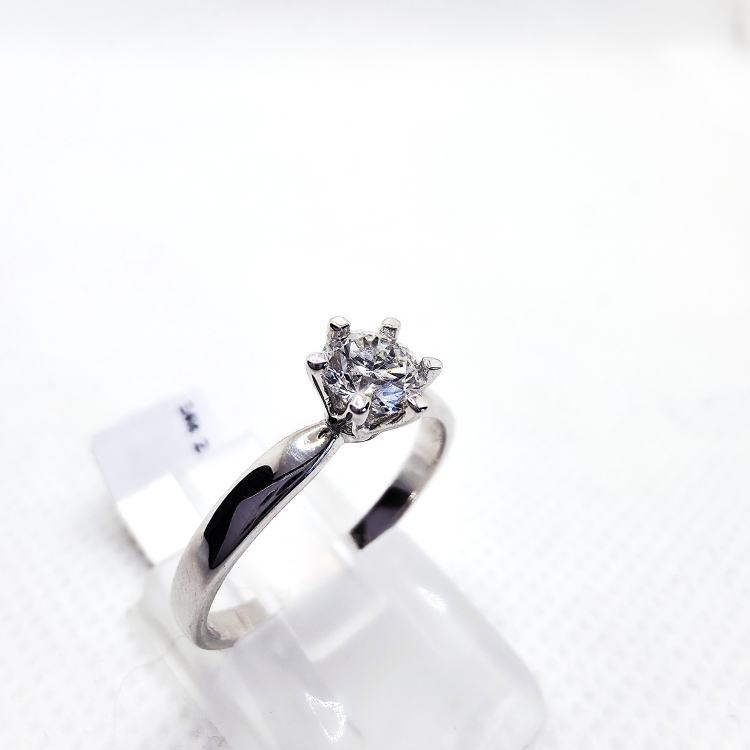 Pierścionek z naturalnym diamentem 0,50 ct – detal oprawy diamentu – ABGOLD Baczyński