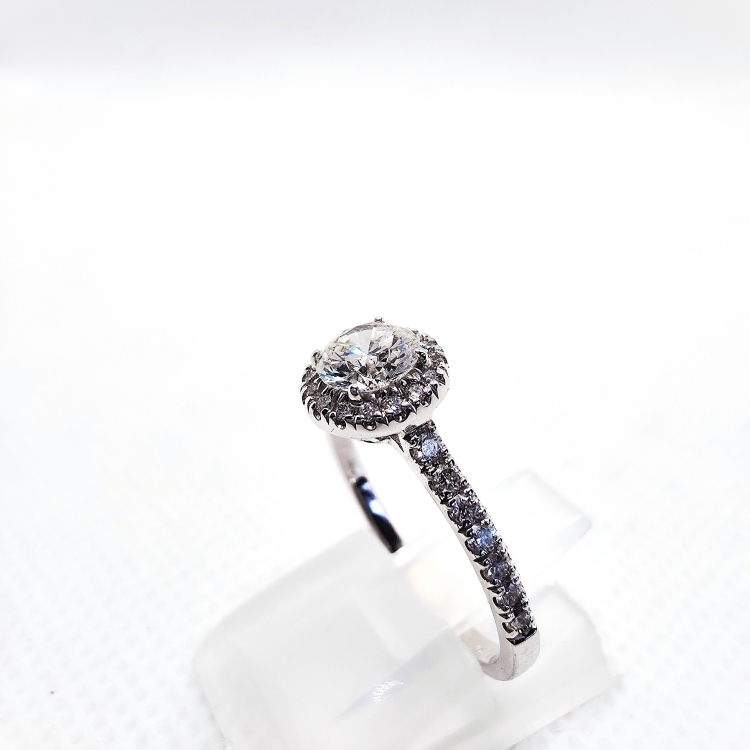 Pierścionek z naturalnym diamentem 0,50 ct – detal oprawy diamentu – ABGOLD Baczyński