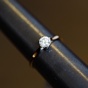 Złoty pierścionek zaręczynowy próba 585 z diamentem 0,50 ct – na ryglu jubilerskim – ABGOLD Baczyński