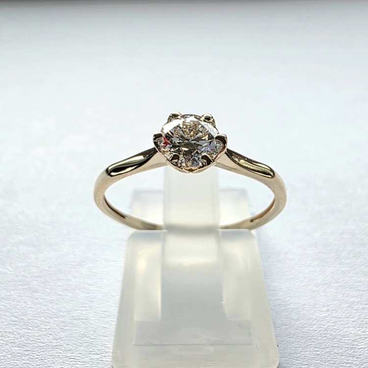 Złoty pierścionek zaręczynowy próba 585 z diamentem 0,50 ct – front na ekspozytorze – ABGOLD Baczyński