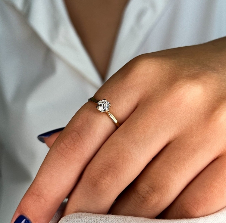 Złoty pierścionek zaręczynowy próba 585 z diamentem 0,50 ct – ujęcie lifestyle – ABGOLD Baczyński