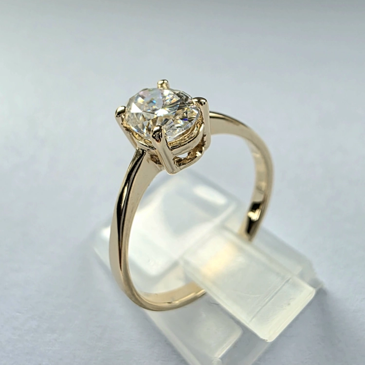 Pierścionek zaręczynowy z diamentem owalnym 0,70 ct VVS D – widok od spodu obrączki – ABGOLD Baczyńsk