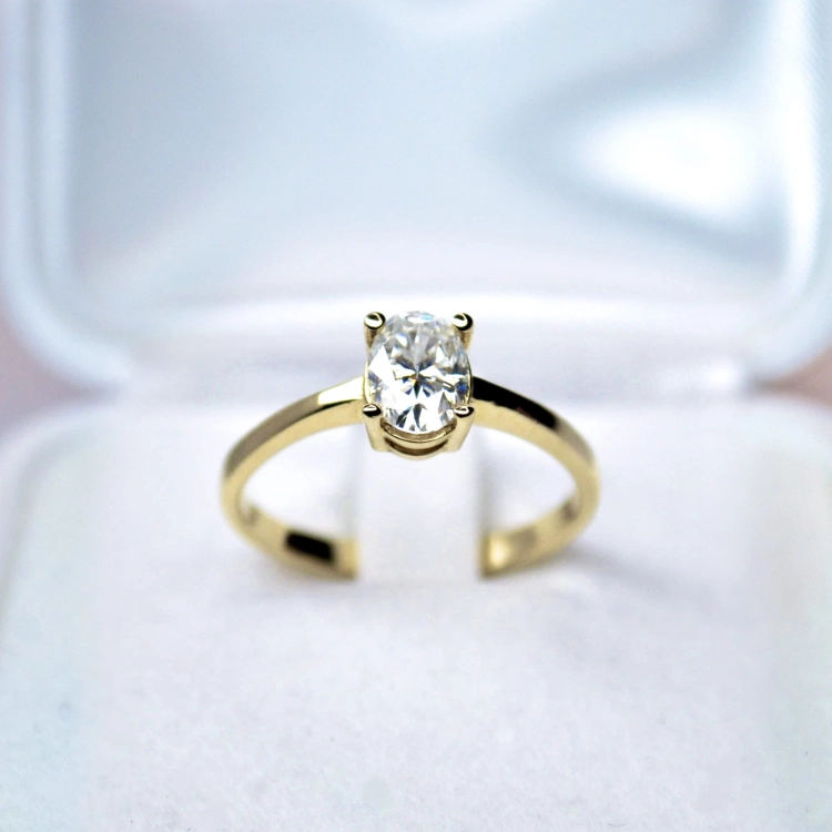 Pierścionek z owalnym diamentem lab-grown 0,70 ct złoto 585 – ujęcie na tle tkaniny – ABGOLD Baczyński