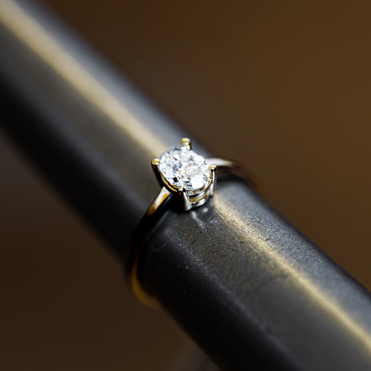 Pierścionek z owalnym diamentem naturalnym 0,70 ct VVS H – ujęcie na ryglu jubilerskim – ABGOLD Baczyński