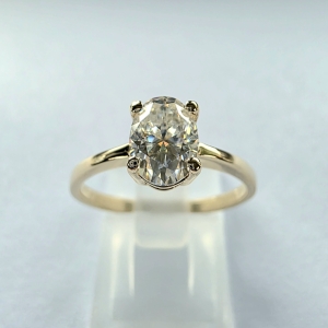 Pierścionek z naturalnym diamentem owalnym 0,70 ct VVS H złoto 585 – widok frontalny – ABGOLD Baczyński