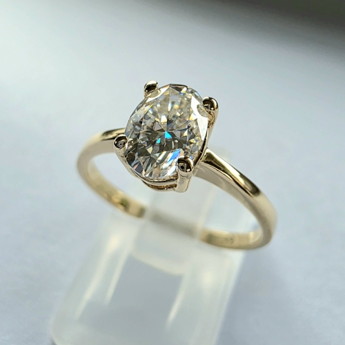 Pierścionek zaręczynowy złoto 585 diament naturalny owalny 0,70 ct VVS H – ujęcie pod kątem – ABGOLD Baczyński