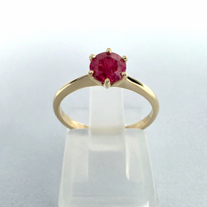 Złoty pierścionek z rubinem.png