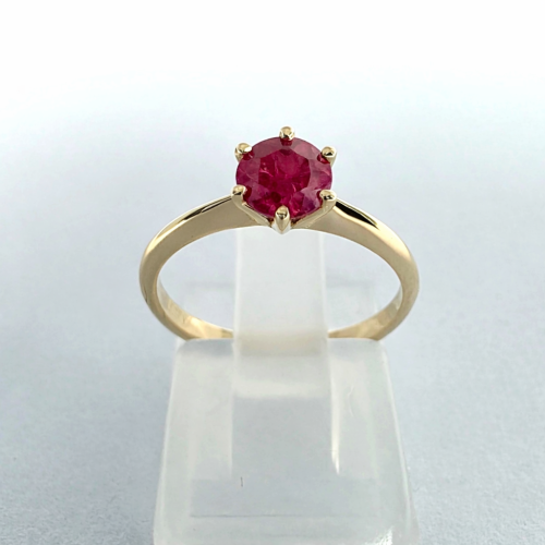 Złoty pierścionek z rubinem.png